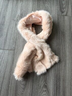 NWT BANANA REPUBLIC FAUX FUR SCARF